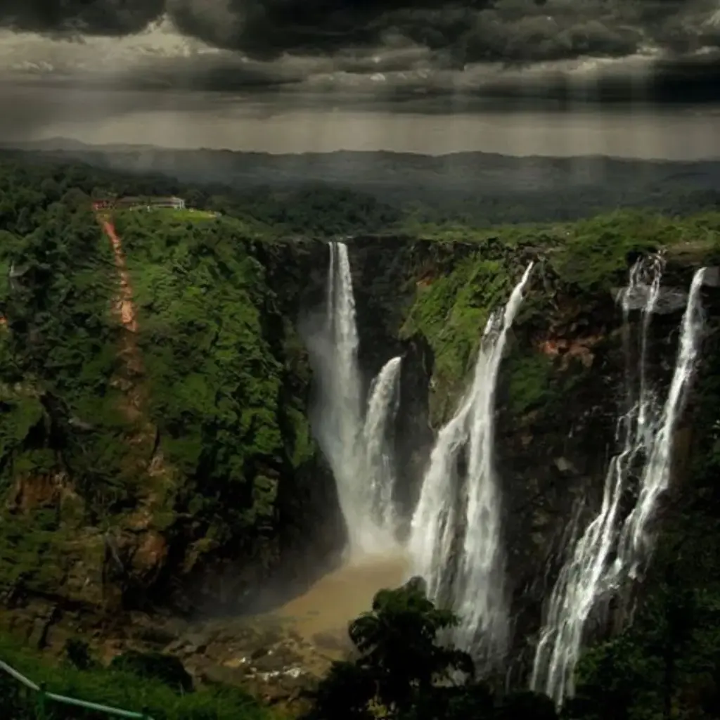 🌊 Cascade de Jog : La majesté de la nature en Inde